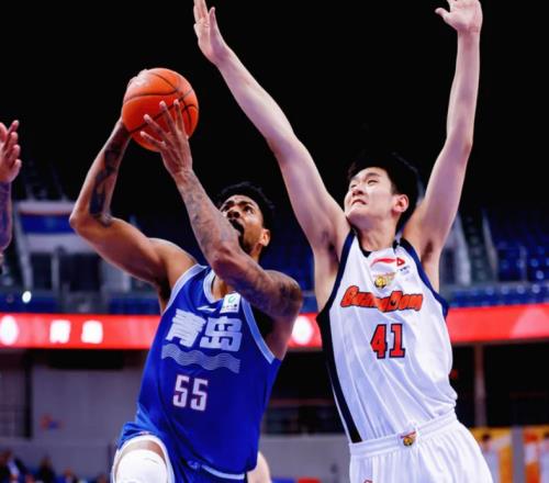 代表作！18歲小將砍22分8板，球迷問杜鋒：他能把誰替換下來呢