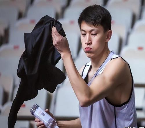 顏值比楊鳴帥，球技不輸易建聯(lián)，他37歲身家過(guò)億，CBA現(xiàn)役常青樹(shù)