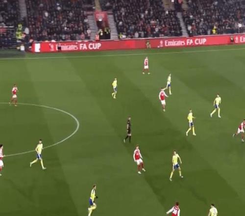 厄德高傷愈首發(fā)就背鍋：一腳回傳失誤，球迷吵翻了天