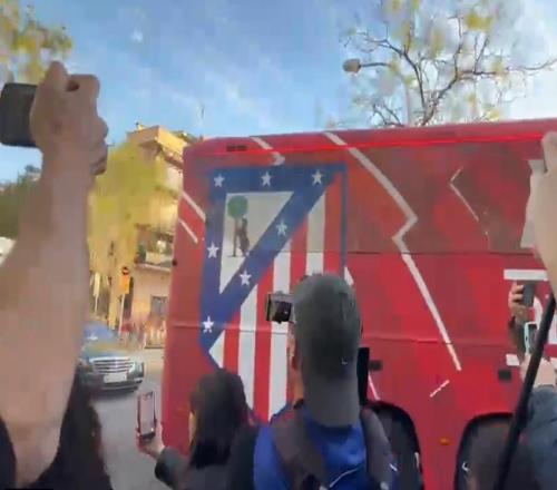 科貝：馬競(jìng)大巴前往諾坎普的路上遭石塊攻擊，兩扇車窗被砸碎