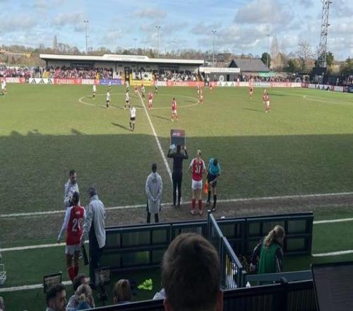 阿森納女足主場(chǎng)3年沒(méi)擴(kuò)建，球迷發(fā)現(xiàn)座位比對(duì)手少一半