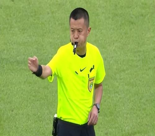 中超裁判遭處罰，連降三級！剛執(zhí)法浙江vs銅梁龍，如今執(zhí)法中冠