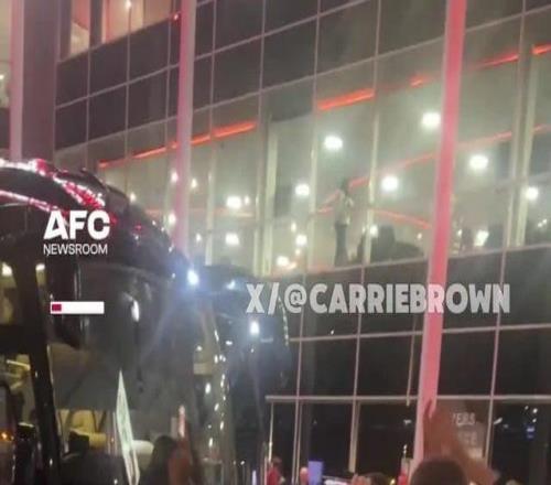 阿爾特塔賽后被堵1小時(shí)，球迷喊"我們?cè)賮?quot;打爛鍵盤俠的臉