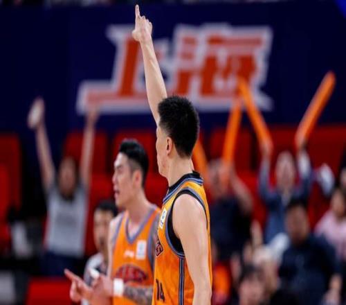 CBA最新排名！上海14連勝傲視群雄，黑馬殺回第三，廣東跌至第五