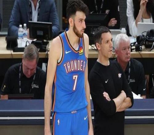 切特：我們信任主帥的每一句話他對(duì)比賽的影響力已達(dá)到最高水平