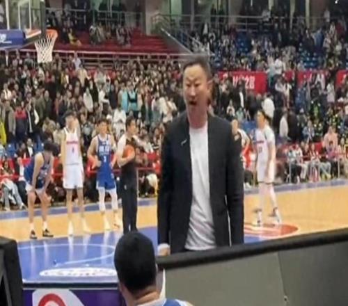 體壇壹評(píng)外援耍脾氣鬧性子，“哄著打”不見效，立規(guī)矩更重要