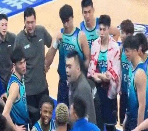 主場球迷朝主隊投擲煙盒寧波隊被CBA罰款3萬