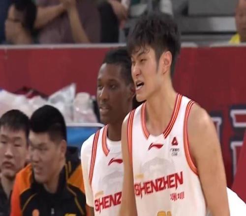 王浩然狂轟33+5+4得分生涯新高深圳男籃11連勝刷新隊史最佳