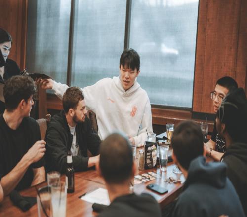 都是好兄弟！楊瀚森請(qǐng)混音全隊(duì)吃飯和G聯(lián)賽教練隊(duì)友們有說有笑