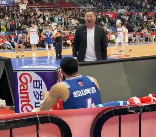 劉維偉殺瘋！場邊爆粗怒噴韋瑟斯龐，發(fā)布會仍指責，真被氣到了！