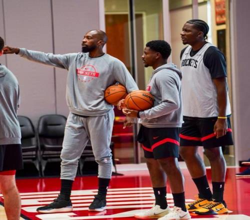 戴維森簽約！火箭15人豪陣上線，烏度卡可組3套陣容過(guò)首輪穩(wěn)了