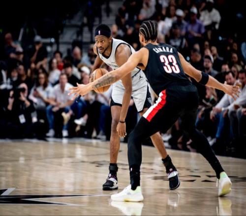 ?？怂?5+5+7馬刺擊敗開拓者2連勝，阿夫迪亞29+6+6亨德森20分