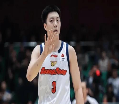 杜鋒多給胡明軒一些尊重吧！末節(jié)開始搏命主導(dǎo)攻守，他的能力不差