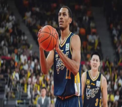 17歲賺了一百萬美元，25歲被CBA裁員