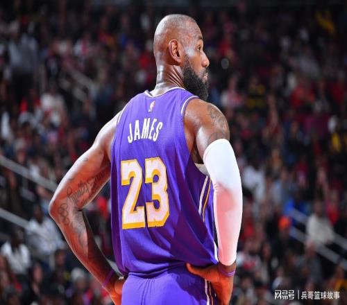 準三雙帶隊贏球，給東里倆后輩打個樣，真超巨必須收放自如