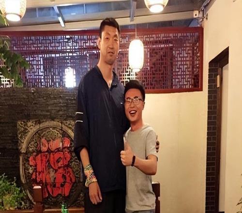 姚明都防不住他，卻被隊(duì)醫(yī)“毀掉”前程，如今46歲靠賣(mài)麻辣燙為生