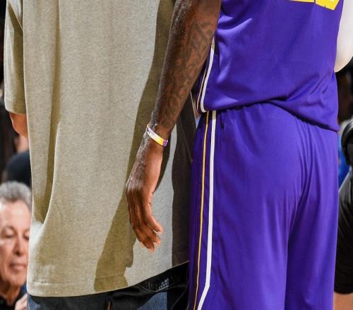 君臨天下滑翔劈扣！41歲勒布朗26+11+7提前打卡：小指受傷無影響