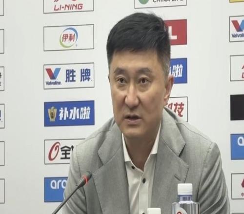 杜锋：球队现在很困难，徐杰和胡明轩身体不适依然坚持了下来