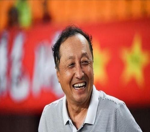 他是80年代最佳中鋒，執(zhí)教生涯成敗都在亞泰，68歲享受退休生活