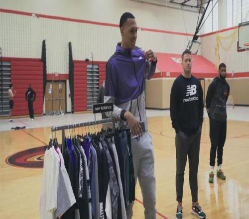 17歲賺了一百萬美元，25歲被CBA裁員