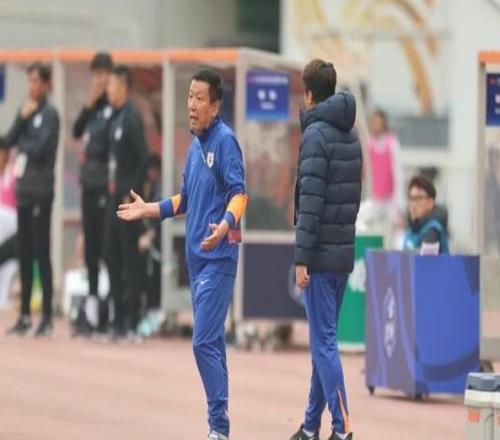 中超只踢了四轮，泰山队球迷该向崔康熙道歉了，当然这不怪韩鹏