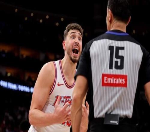 拒絕崩盤！火箭8連勝?zèng)_上第四：全場(chǎng)狂歡慶祝，杜蘭特轟29+7+5