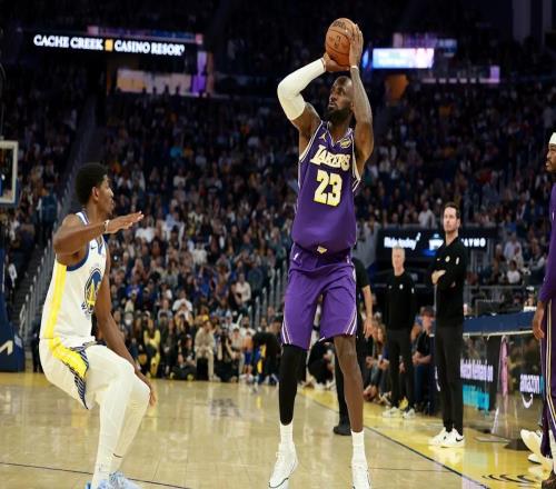 湖人終結(jié)5連?。簬炖锶标囉率?9失誤，詹姆斯28分帶隊(duì)掀桌