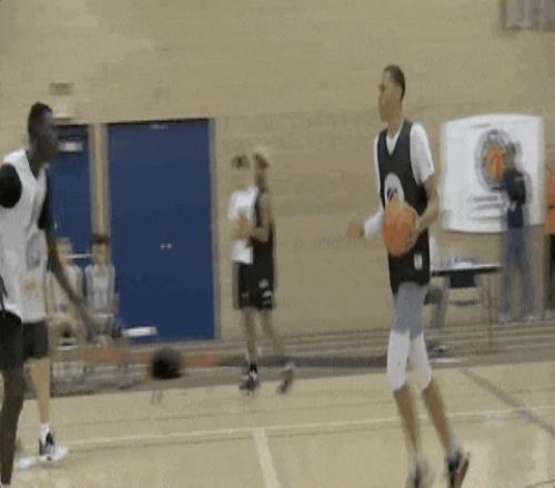 17歲賺了一百萬美元，25歲被CBA裁員