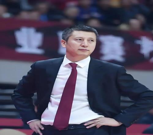 沒想到他是郭艾倫親叔，兩次執(zhí)教中國男籃，另一個侄子在NBL打球