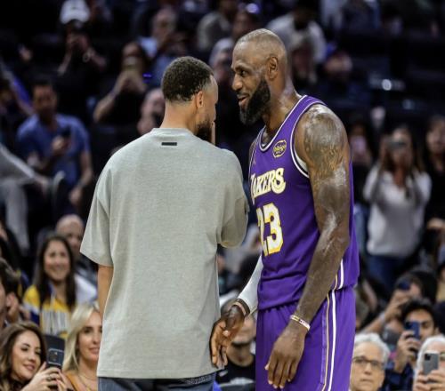 詹姆斯：不確定是否還有機(jī)會(huì)與庫(kù)里交手，能和他同場(chǎng)競(jìng)技很榮幸