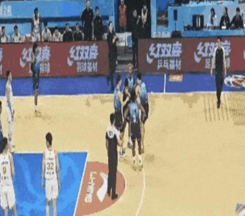 17歲賺了一百萬美元，25歲被CBA裁員