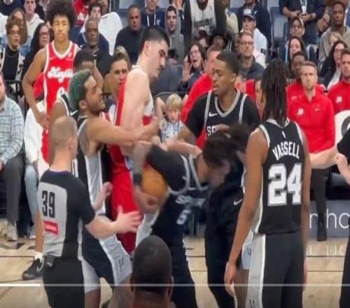 昔日愛徒NBA賽場(chǎng)起沖突，康大主帥竟吃瓜叫好