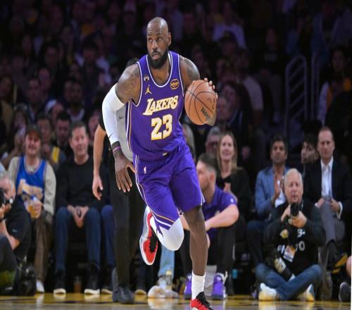 湖人5人上雙血洗勇士，40歲老詹11助攻控場