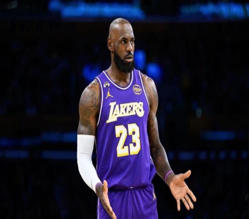 勇士女球迷沖詹皇喊話"你都贏了"，被當場懟回