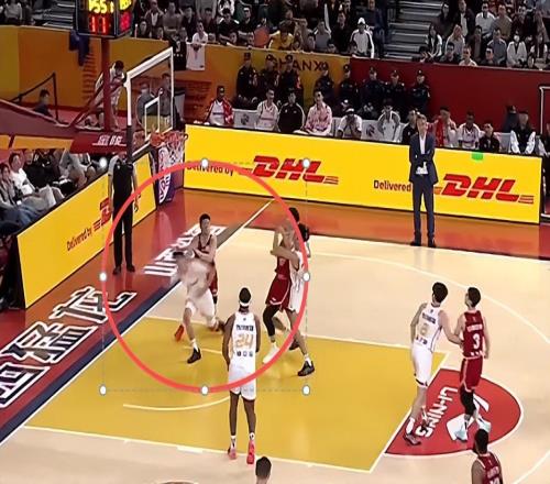 CBA再現(xiàn)爭議！男籃國手20秒3下黑手裁判未理睬，深圳悍將將其撞翻