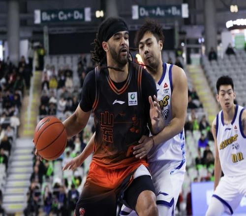 山东男篮客战浙江赢球难，邱彪重用琼斯还是斯蒂尔，成为一大看点