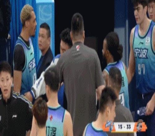 17歲賺了一百萬美元，25歲被CBA裁員