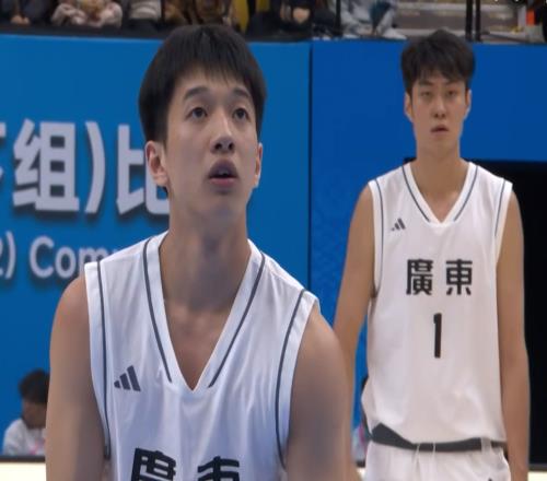 麥考爾狂練三分球！楊溢成為了球童，球迷：離開廣東隊(duì)吧