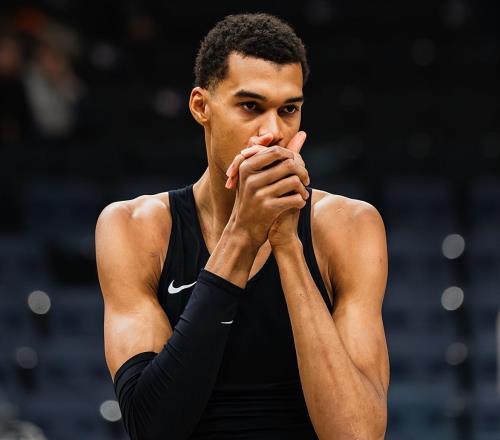 马刺19分大胜独行侠！文班狂轰40分13板5助2帽，弗拉格空砍33+6+5