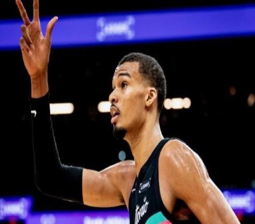 文班復(fù)出高效砍40分13板5助2帽，出場(chǎng)次數(shù)已達(dá)評(píng)獎(jiǎng)資格