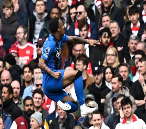 爆大冷！12！英超領(lǐng)頭羊轟然倒下，主場淪陷，阿爾特塔不敢相信