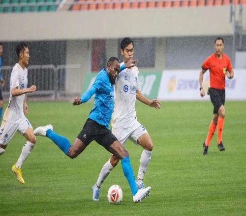 雨中超3000人助威寧波FC03負(fù)于深圳青年人