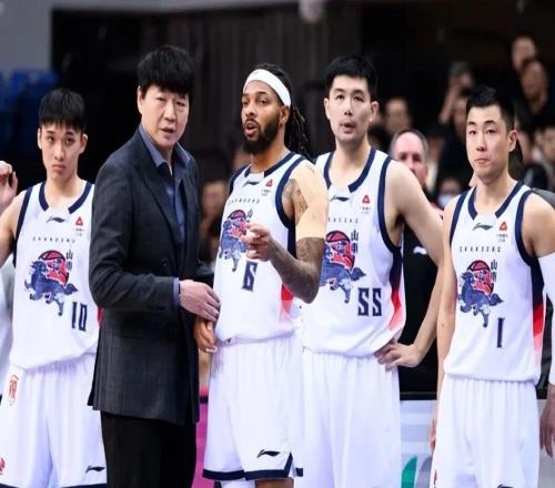 山东男篮好消息！内线大将克里斯将复出，琼斯和斯蒂尔二选一离队