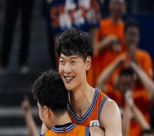 上海男籃主場20連勝創(chuàng)紀(jì)錄險勝福建取常規(guī)賽18連勝