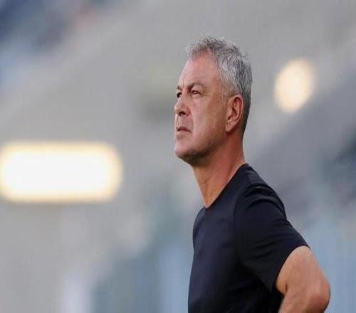 記者：前西悉尼流浪者主帥魯?shù)た赡艹鋈未筮B英博助理教練