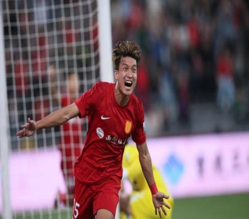 8分鐘入兩球杜月徵染紅，重慶銅梁龍21武漢三鎮(zhèn)暫時登頂中超榜首