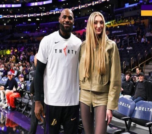 庫(kù)里教妹觀戰(zhàn)湖人大勝太陽(yáng)！與詹姆斯合影一雙大長(zhǎng)腿太絕了