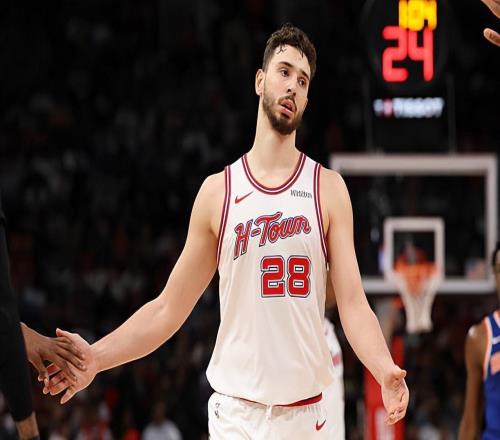 進攻效率不錯，場上局面不錯，但火箭球迷卻苛責他的防守貢獻度