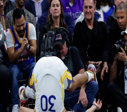 笑不活了！庫(kù)里因隊(duì)友學(xué)狗叫吃T全過(guò)程