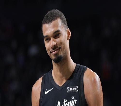 文班40+13+5榜眼超越魔術(shù)師，弗拉格33分難救主，馬刺橫掃獨行俠